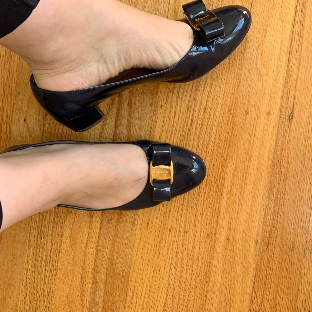 Ferragamo Vara Pumps - Navy Blue
